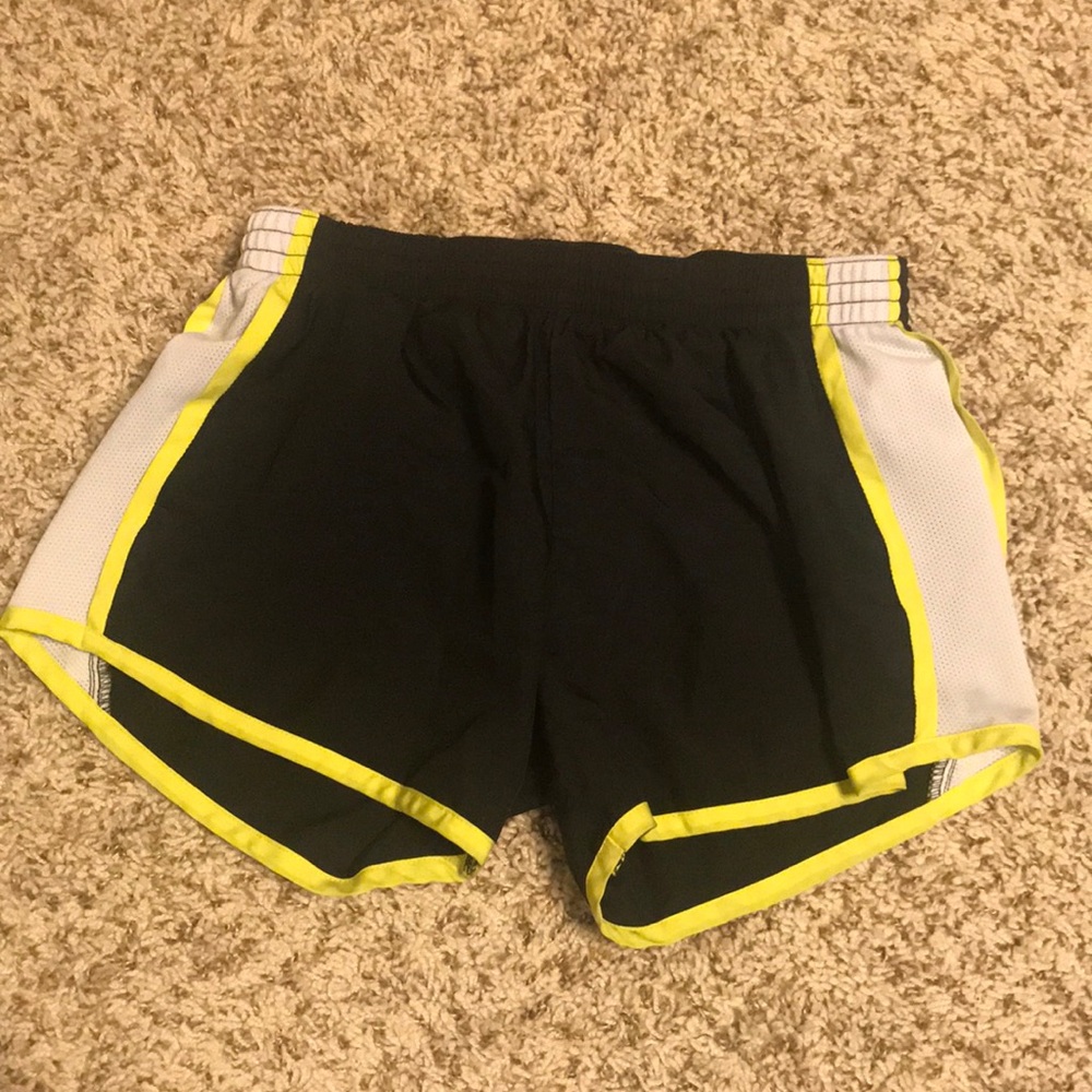 Athletic shorts black and yellow